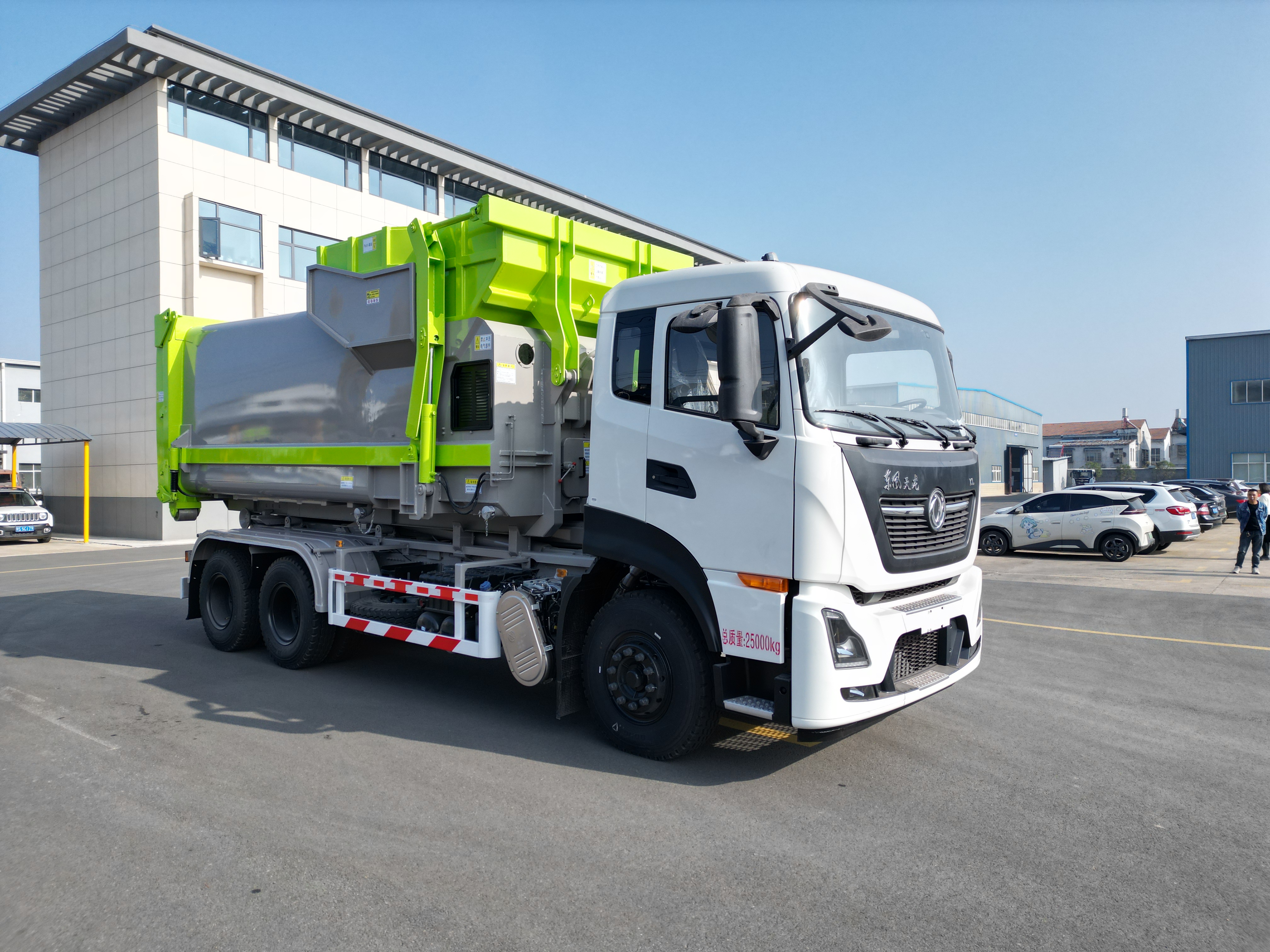 東風(fēng)天龍勾臂車、18方移動(dòng)壓縮垃圾站批量出貨啦